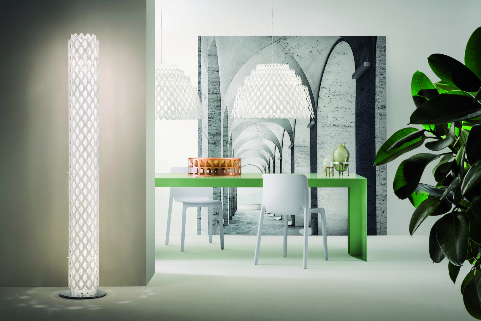 Slamp Charlotte Floor Stehleuchte und Pendelleuchte über Esstisch