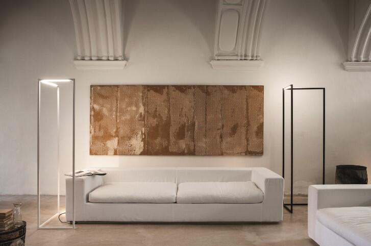 Nemo Spigolo Floor dimmbare Stehleuchte im Wohnzimmer