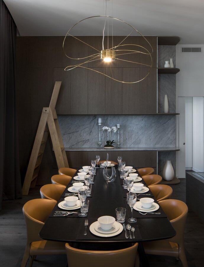 Axolight Hoops Pendelleuchte Gold über dem Esstisch
