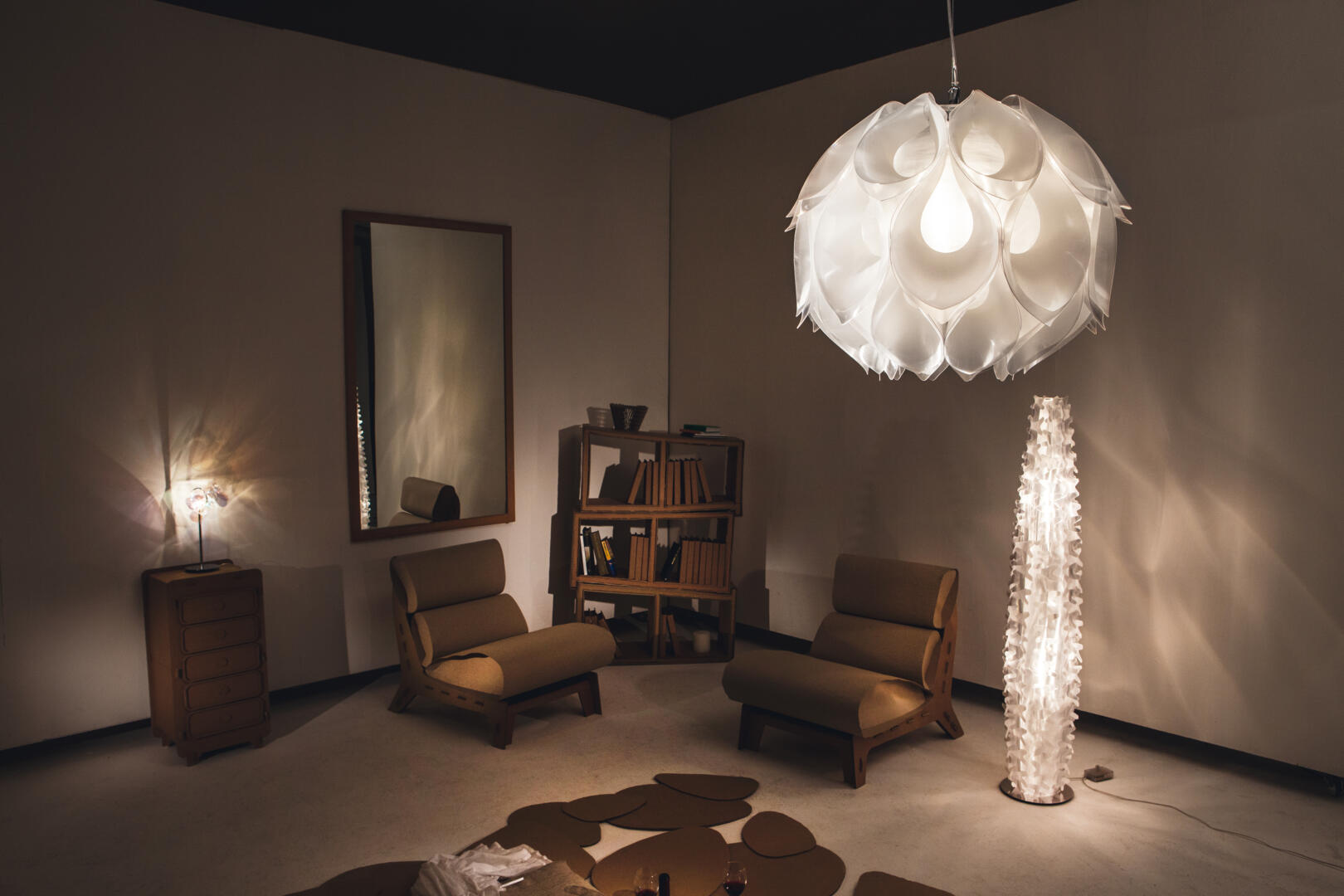 Slamp Wohnzimmerbeleuchtung Slamp Flora Suspension Pendelleuchte und Stehleuchte im Wohnzimmer