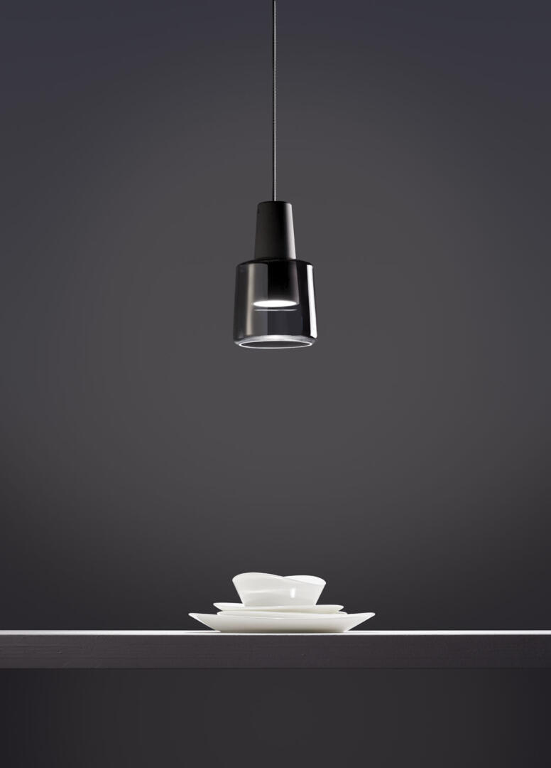 LEDS-C4 Khoi Pendelleuchte aus Glas über Esstisch