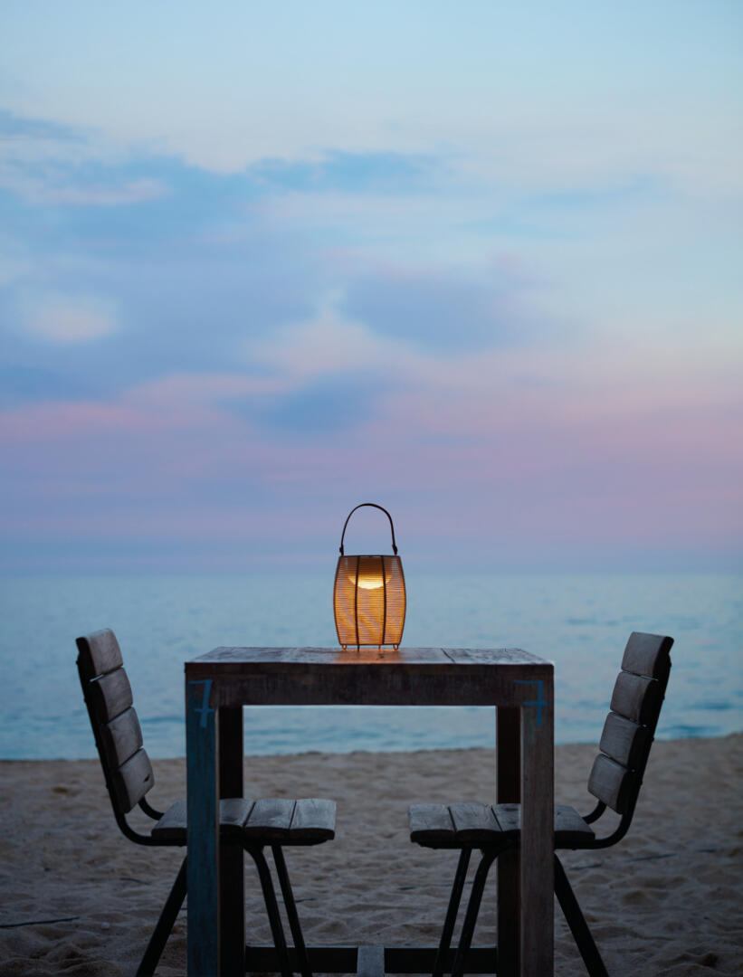 Bover Tanit Tischleuchte auf Esstisch