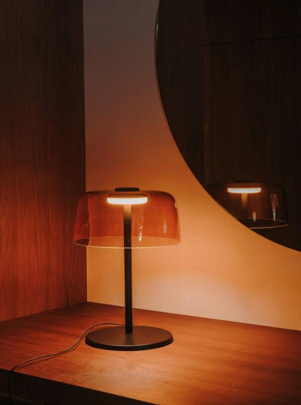 LEDS-C4 Levels Tischleuchte stimmungsvolle Beleuchtung auf Kommode