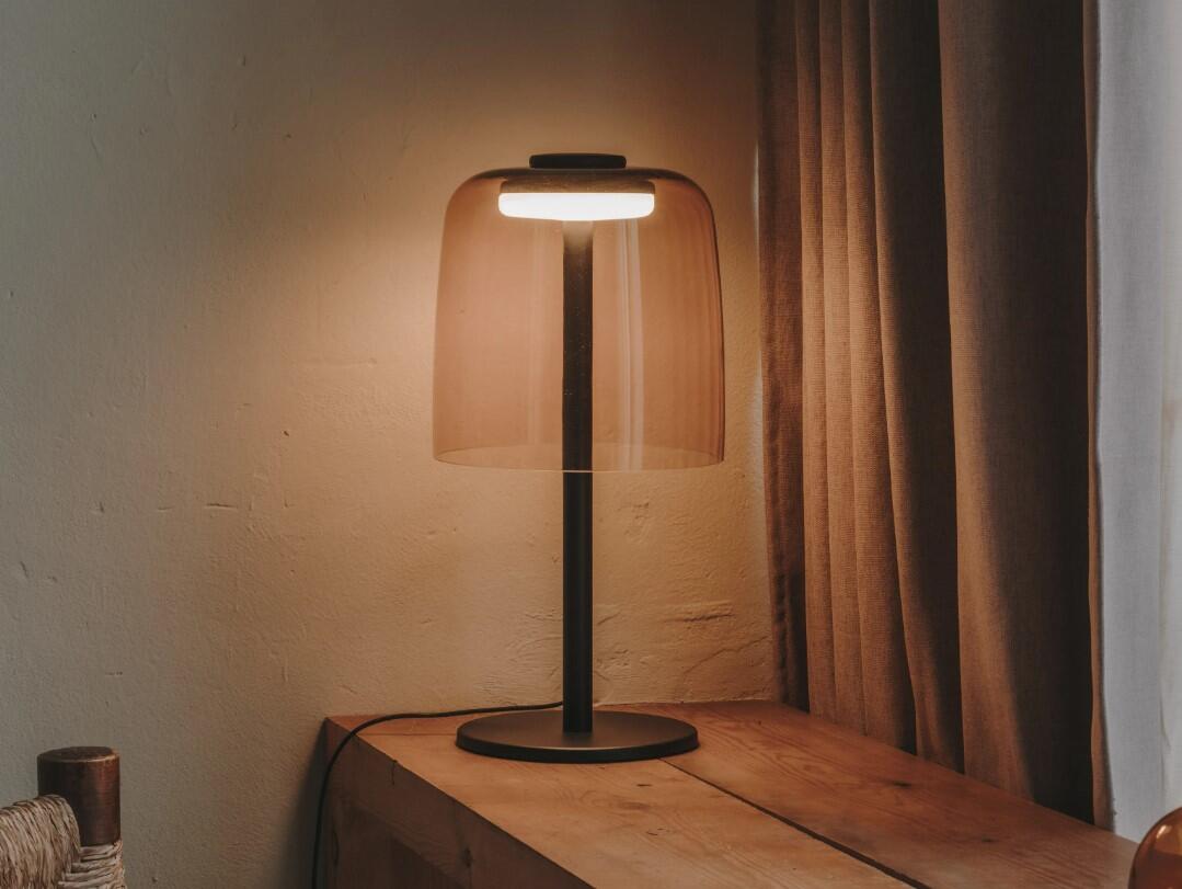 LEDS-C4 Levels Tischleuchte stimmungsvolle Beleuchtung auf Tisch