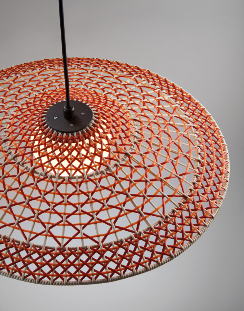 Moderne Hängeleuchte Nans 55 A/98 mit elegantem, gewebtem Lampenschirm in neutralen Farben, ideal zur stilvollen Beleuchtung von Wohn- und Essbereichen.