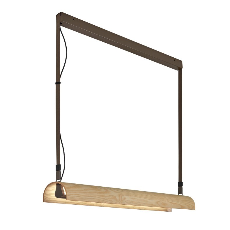 aluet-s100_Pendelleuchte Eine moderne Pendelleuchte mit einer langen, horizontalen Holzleiste, an deren Enden schwarze Metallelemente befestigt sind. Die Leuchte wird von zwei dünnen, schwarzen Kabeln gehalten, die sowohl als Aufhängung dienen als auch die elektrischen Verbindungen beinhalten. Das warme Licht der Leuchte wird durch röhrenförmige Lampen erzeugt, die unter der Holzleiste angebracht sind.