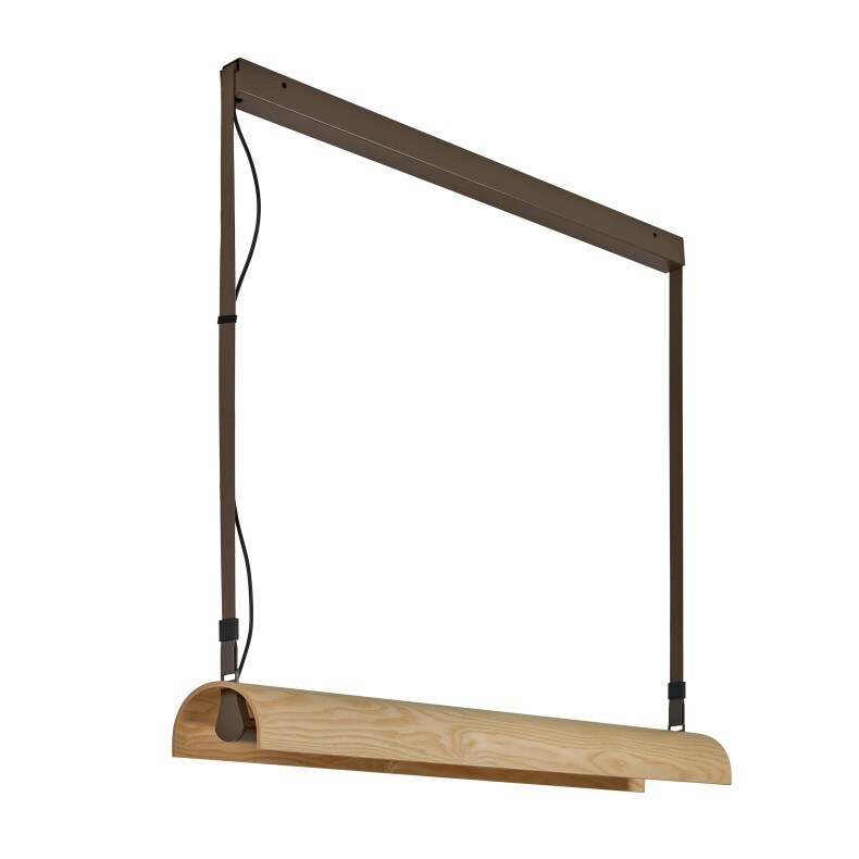aluet-s100_Pendelleuchte_1 Eine moderne Pendelleuchte mit einer langen, horizontalen Holzleiste, an deren Enden schwarze Metallelemente befestigt sind. Die Leuchte wird von zwei dünnen, schwarzen Kabeln gehalten, die sowohl als Aufhängung dienen als auch die elektrischen Verbindungen beinhalten. Das warme Licht der Leuchte wird durch röhrenförmige Lampen erzeugt, die unter der Holzleiste angebracht sind.